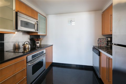 Condo in Miami Beach, Florida, 1 bedroom № 2180090 - photo 2
