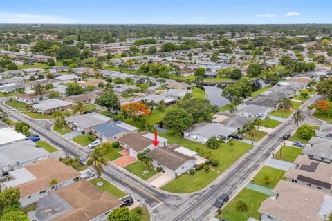 House in Margate, Florida 2 bedrooms, 98.57 sq.m. № 2248611 - photo 16