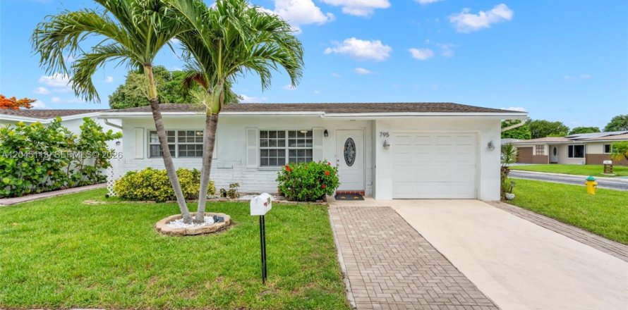 House in Margate, Florida 2 bedrooms, 98.57 sq.m. № 2248611