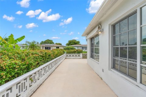 House in Margate, Florida 2 bedrooms, 98.57 sq.m. № 2248611 - photo 8