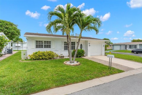 House in Margate, Florida 2 bedrooms, 98.57 sq.m. № 2248611 - photo 18