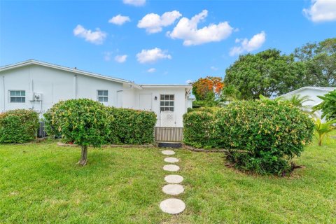 House in Margate, Florida 2 bedrooms, 98.57 sq.m. № 2248611 - photo 25