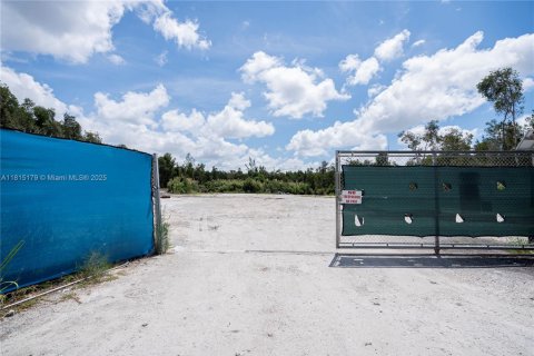 Commercial property in Doral, Florida № 1938258 - photo 1