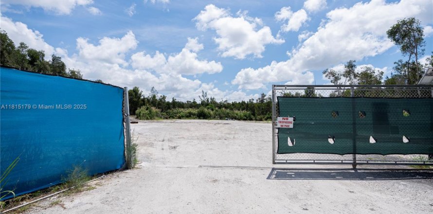Commercial property in Doral, Florida № 1938258