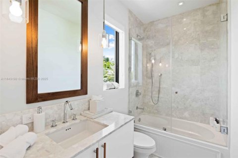 Casa en venta en Miami Beach, Florida, 4 dormitorios, 316.8 m2 № 1836772 - foto 17