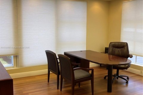 Commercial property in Coral Gables, Florida № 1985115 - photo 16