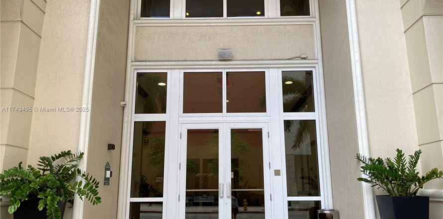 Commercial property in Coral Gables, Florida № 1985115