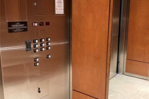 Commercial property in Coral Gables, Florida № 1985115 - photo 6