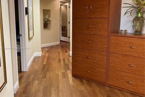 Commercial property in Coral Gables, Florida № 1985115 - photo 21