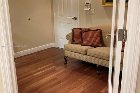 Commercial property in Coral Gables, Florida № 1985115 - photo 9