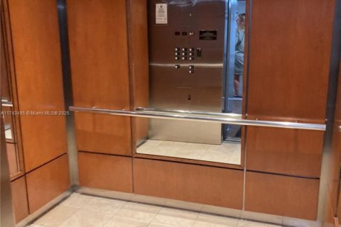 Commercial property in Coral Gables, Florida № 1985115 - photo 7