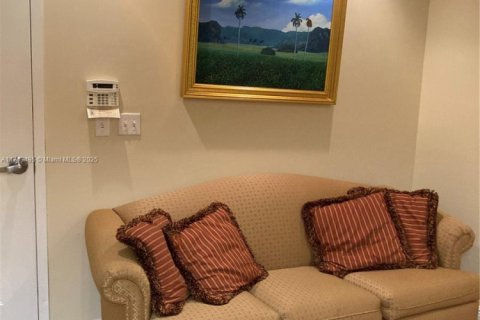 Commercial property in Coral Gables, Florida № 1985115 - photo 12