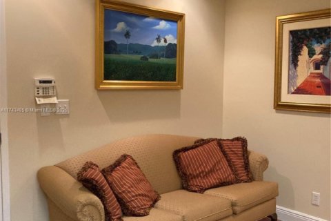 Commercial property in Coral Gables, Florida № 1985115 - photo 13