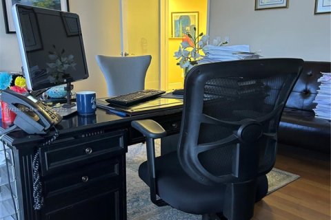 Commercial property in Coral Gables, Florida № 1985115 - photo 30