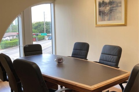 Commercial property in Coral Gables, Florida № 1985115 - photo 24