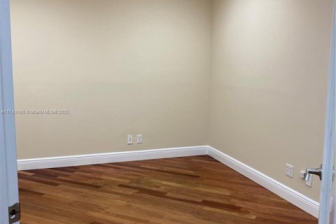 Commercial property in Coral Gables, Florida № 1985115 - photo 19