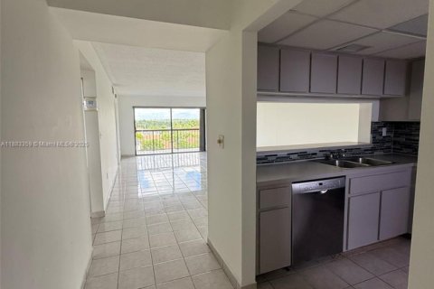 Condominio en alquiler en Miami, Florida, 2 dormitorios, 89 m2 № 1947328 - foto 2