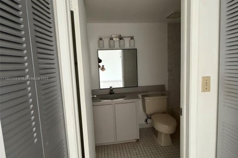 Condominio en alquiler en Miami, Florida, 2 dormitorios, 89 m2 № 1947328 - foto 13