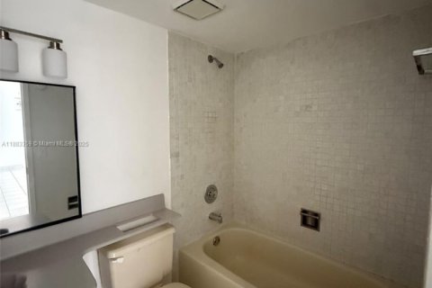 Condominio en alquiler en Miami, Florida, 2 dormitorios, 89 m2 № 1947328 - foto 14