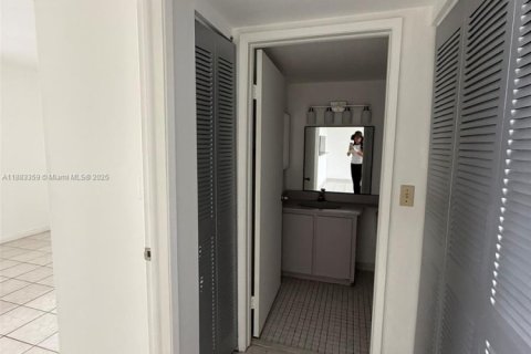 Condominio en alquiler en Miami, Florida, 2 dormitorios, 89 m2 № 1947328 - foto 12