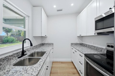 Villa ou maison à louer à Bradenton, Floride: 3 chambres, 117.06 m2 № 2411402 - photo 12