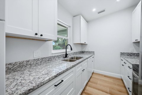 Villa ou maison à louer à Bradenton, Floride: 3 chambres, 117.06 m2 № 2411402 - photo 10