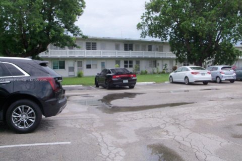 Condo in Miami Gardens, Florida, 1 bedroom  № 1825714 - photo 2