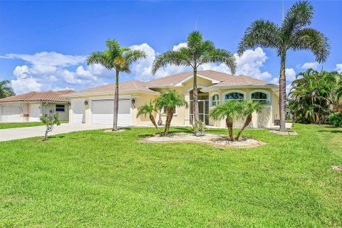 House in Rotonda, Florida 3 bedrooms, 198.63 sq.m. № 1904998 - photo 1