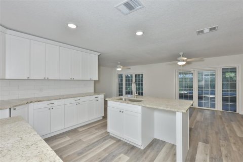 House in Tampa, Florida 4 bedrooms, 186.18 sq.m. № 2195701 - photo 14