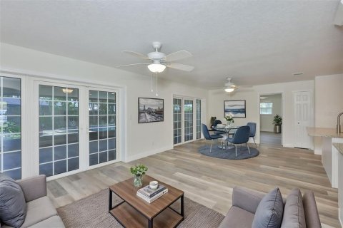 House in Tampa, Florida 4 bedrooms, 186.18 sq.m. № 2195701 - photo 9