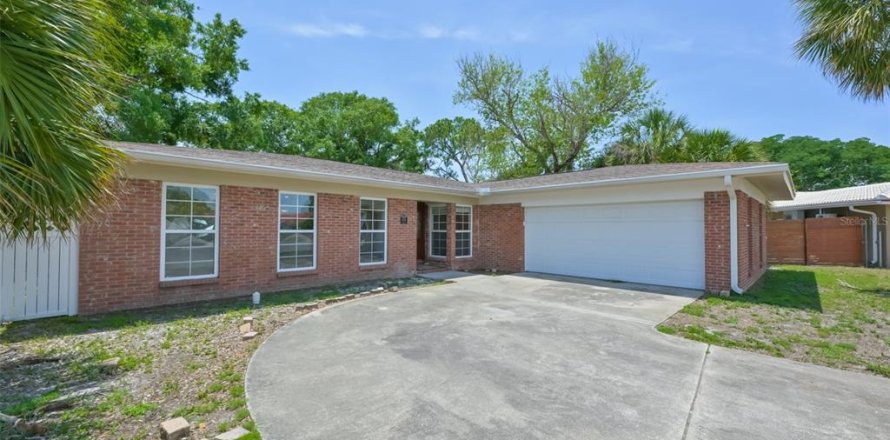 House in Tampa, Florida 4 bedrooms, 186.18 sq.m. № 2195701