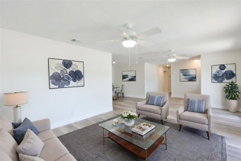 House in Tampa, Florida 4 bedrooms, 186.18 sq.m. № 2195701 - photo 20