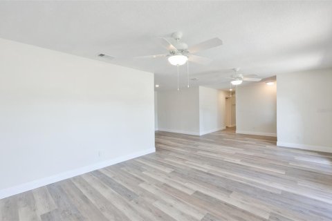 House in Tampa, Florida 4 bedrooms, 186.18 sq.m. № 2195701 - photo 24