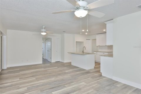 House in Tampa, Florida 4 bedrooms, 186.18 sq.m. № 2195701 - photo 11