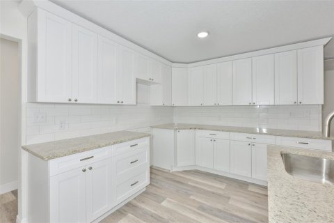 House in Tampa, Florida 4 bedrooms, 186.18 sq.m. № 2195701 - photo 13