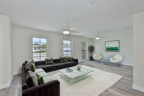 House in Tampa, Florida 4 bedrooms, 186.18 sq.m. № 2195701 - photo 8