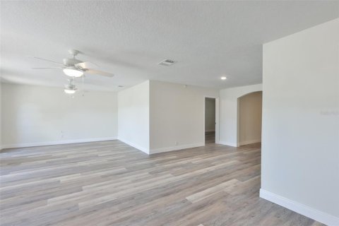 House in Tampa, Florida 4 bedrooms, 186.18 sq.m. № 2195701 - photo 7