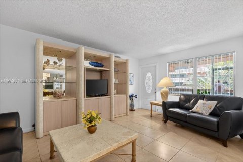 Condominio en venta en Hallandale Beach, Florida, 1 dormitorio, 61.32 m2 № 2033691 - foto 2