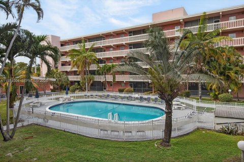 Condominio en venta en Hallandale Beach, Florida, 1 dormitorio, 61.32 m2 № 2033691 - foto 16