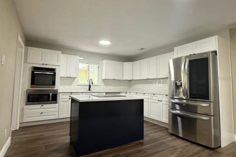 House in Saint Petersburg, Florida 3 bedrooms, 141.03 sq.m. № 1873077 - photo 8