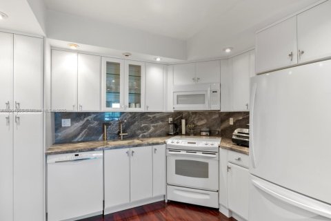 Condo in Sunny Isles Beach, Florida, 2 bedrooms  № 1953577 - photo 25