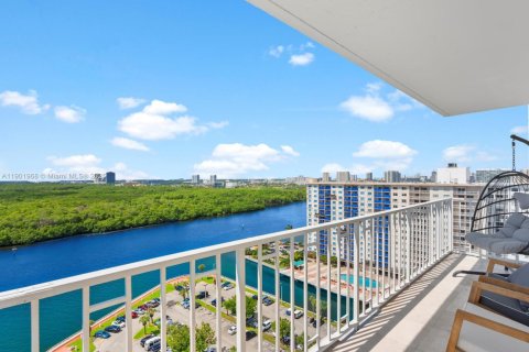 Condo in Sunny Isles Beach, Florida, 2 bedrooms  № 1953577 - photo 14