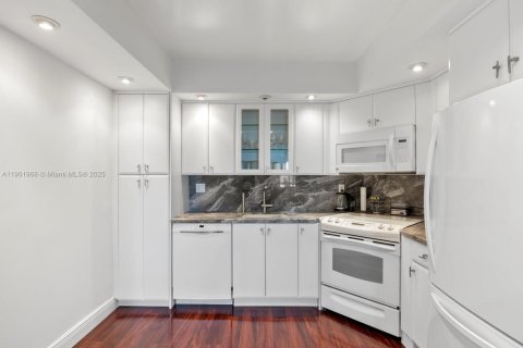 Condo in Sunny Isles Beach, Florida, 2 bedrooms  № 1953577 - photo 24