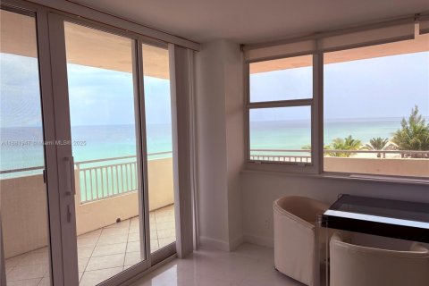 Condominio en alquiler en Hallandale Beach, Florida, 2 dormitorios, 136.19 m2 № 1929393 - foto 21