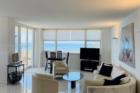 Condominio en alquiler en Hallandale Beach, Florida, 2 dormitorios, 136.19 m2 № 1929393 - foto 4