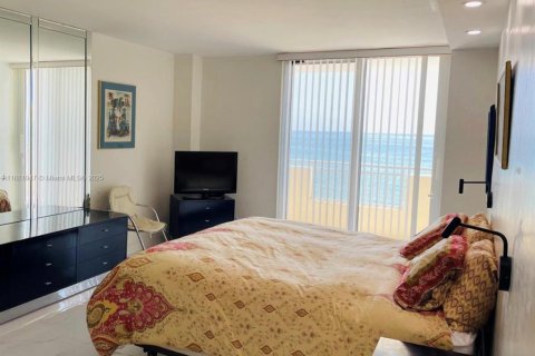 Condominio en alquiler en Hallandale Beach, Florida, 2 dormitorios, 136.19 m2 № 1929393 - foto 9