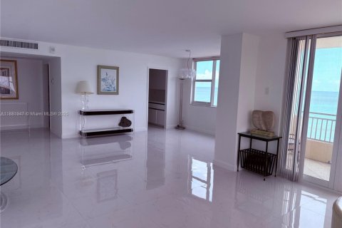 Condominio en alquiler en Hallandale Beach, Florida, 2 dormitorios, 136.19 m2 № 1929393 - foto 16
