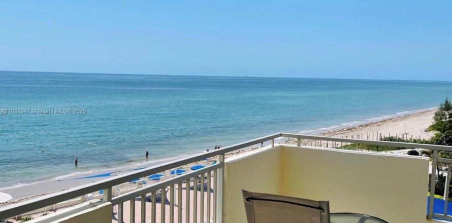 Condominio en Hallandale Beach, Florida, 2 dormitorios № 1929393