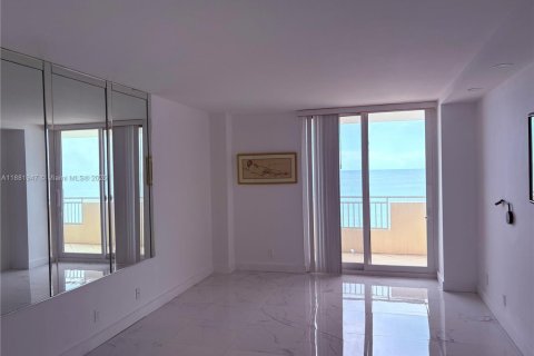 Condominio en alquiler en Hallandale Beach, Florida, 2 dormitorios, 136.19 m2 № 1929393 - foto 18