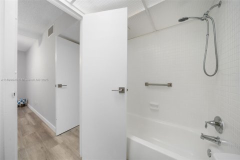 Copropriété à vendre à Sunny Isles Beach, Floride: 1 chambre, 67.35 m2 № 1952510 - photo 12